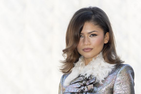 Avec humour, elle a démenti en expliquant que ces photos n’étaient “pas réelles”.

Zendaya au photocall du Défilé de mode Vuitton Collection Printemps-Été 2026 dans le cadre de la Fashion Week de Paris (PFW) dans la Cour Carrée du Louvre, à Paris, France, le 30 septembre 2025. © Olivier Borde/Bestimage