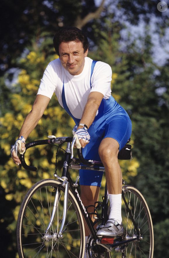Ou avec son gendre à l'issue d'une sortie vélo, il ne manque jamais de s'arrêter saluer les habitants de la commune.


En France, dans sa maison de vacances en Provence, Michel Drucker, en tenue de cycliste, posant sur son vélo. Septembre 1992
© Alain Canu via Bestimage