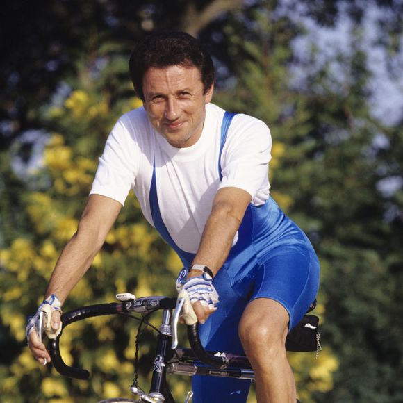 Ou avec son gendre à l'issue d'une sortie vélo, il ne manque jamais de s'arrêter saluer les habitants de la commune.


En France, dans sa maison de vacances en Provence, Michel Drucker, en tenue de cycliste, posant sur son vélo. Septembre 1992
© Alain Canu via Bestimage