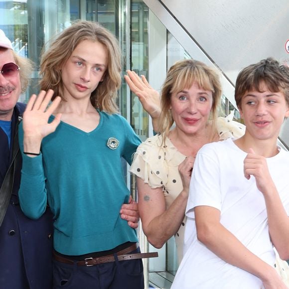 Philippe Katerine, Julie Depardieu et leurs enfants Billy et Alfred  - Photocall de 'Les derniers jours de Charles Baudelaire' lors de la 65eme édition du Festival TV De Monte Carlo le 14 Juin 2026

 © Denis Guignebourg /Bestimage
