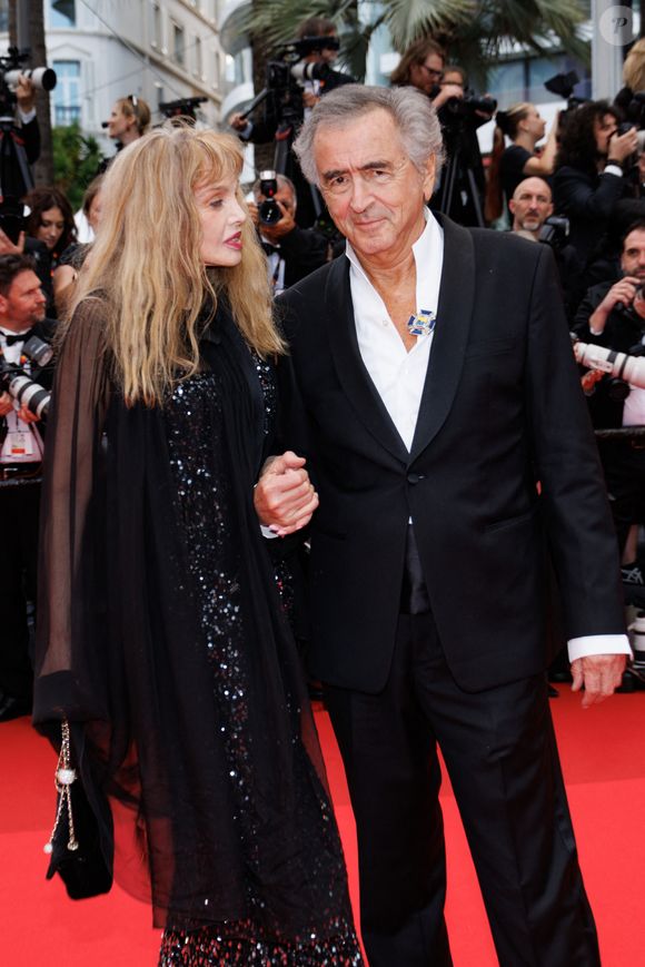 Arielle Dombasle, Bernard-Henri Lévy - Montée des marches du film « Partir un jour » pour la cérémonie d’ouverture du 78ème Festival International du Film de Cannes, au Palais des Festivals à Cannes. Le 13 mai 2025
© Jacovides-Moreau / Bestimage