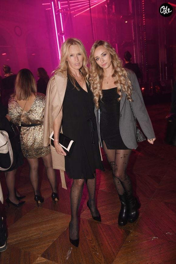 Estelle Lefébure et sa fille Emma Smet - People à la soirée Calzedonia "Calzedomania" au Palais Brongniart à Paris pendant la fashion week femme printemps/été 2023 le 26 septembre 2022.
© Rachid Bellak / Bestimage