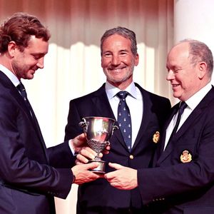 Pierre Casiraghi, Paul Cayard et le prince Albert II de Monaco durant la cérémonie d'intronisation des nouveaux membres du Yacht Club de Monaco ainsi que la remise des YCM Awards-Trophée Credit Suisse 2025, présidé par le prince Albert II de Monaco, le 16 décembre 2025, au Yacht Club de Monaco. Le titre de "régatier du Y.C.M. de l'année 2025" a été remporté par Pierre Casiraghi. Ce sont les membres du Club qui ont voté et choisi entre plusieurs régatiers. © Bruno Bebert / Bestimage