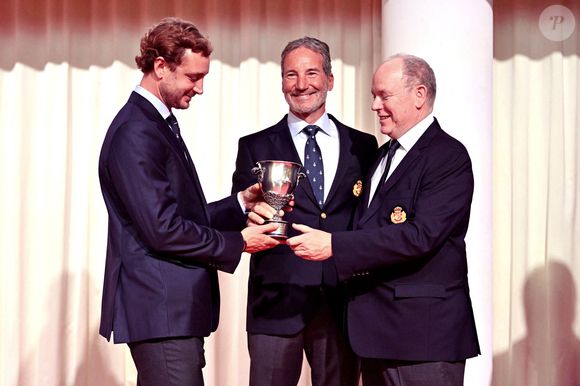 Pierre Casiraghi, Paul Cayard et le prince Albert II de Monaco durant la cérémonie d'intronisation des nouveaux membres du Yacht Club de Monaco ainsi que la remise des YCM Awards-Trophée Credit Suisse 2025, présidé par le prince Albert II de Monaco, le 16 décembre 2025, au Yacht Club de Monaco. Le titre de "régatier du Y.C.M. de l'année 2025" a été remporté par Pierre Casiraghi. Ce sont les membres du Club qui ont voté et choisi entre plusieurs régatiers. © Bruno Bebert / Bestimage