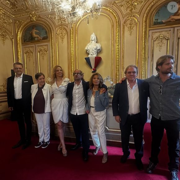 Les anciens époux se sont récemment retrouvés ensemble lors du mariage de leur fils aîné, témoignant d’une relation apaisée et saine

Mariage de Jérémy Minui, fils de François Valéry et Nicole Calfan