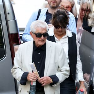 Exclusif - Claude Lelouch et sa femme Valérie Perrin aux obsèques dans la plus stricte intimité de l'actrice française Anouk Aimée au cimetière Saint-Vincent à Paris, France, le 25 juin 2024. AGENCE / BESTIMAGE