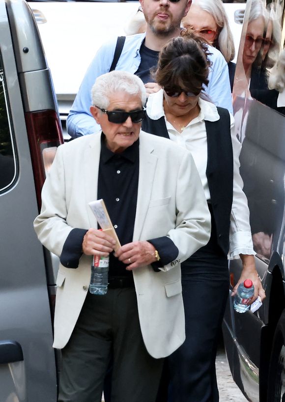 Exclusif - Claude Lelouch et sa femme Valérie Perrin aux obsèques dans la plus stricte intimité de l'actrice française Anouk Aimée au cimetière Saint-Vincent à Paris, France, le 25 juin 2024. AGENCE / BESTIMAGE