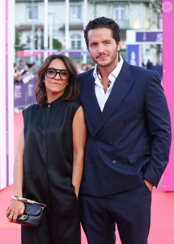 L'humoriste balaie la comparaison et répond au Parisien : "Je n'irai jamais me comparer à elle… Déjà parce que je pense que je me ferais très mal !"

Florence Foresti et son compagnon Alexandre Kominek à la première du film 'Nouvelle Vague' lors du 51e Festival du cinéma Américain de Deauville le 12 Septembre 2025.
© Denis Guignebourg/Bestimage