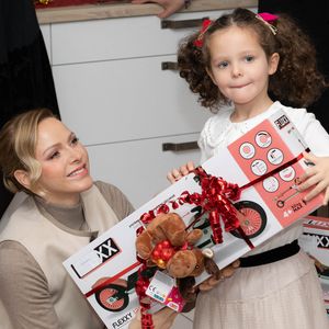 Le prince Albert II de Monaco et la princesse Charlène de Monaco assistent au spectacle de Noël à la crèche de la Croix-Rouge Rosine Sanmori et participent à la traditionnelle distribution de cadeaux de Noël à Monaco. Photo par Olivier Huitel / Pool Monaco / Bestimage