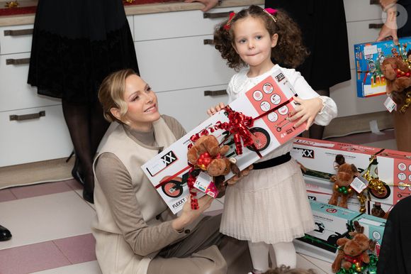 Le prince Albert II de Monaco et la princesse Charlène de Monaco assistent au spectacle de Noël à la crèche de la Croix-Rouge Rosine Sanmori et participent à la traditionnelle distribution de cadeaux de Noël à Monaco. Photo par Olivier Huitel / Pool Monaco / Bestimage