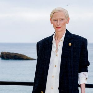 Tilda Swinton au deuxième photocall du défilé Chanel "Collection Croisière 2026-2027 (Chanel Cruise)" sur la terrasse du Casino municipal de Biarritz, France, le 28 avril 2026.
© Olivier Borde/Bestimage