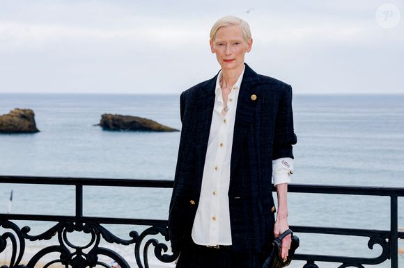 Tilda Swinton au deuxième photocall du défilé Chanel "Collection Croisière 2026-2027 (Chanel Cruise)" sur la terrasse du Casino municipal de Biarritz, France, le 28 avril 2026.

© Olivier Borde/Bestimage