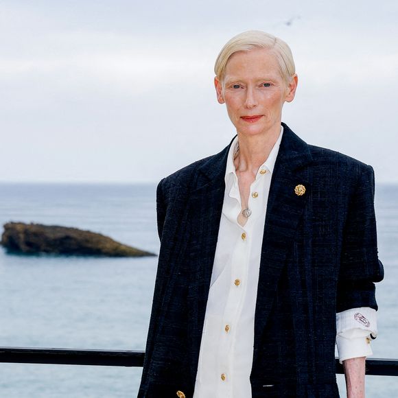 Tilda Swinton au deuxième photocall du défilé Chanel "Collection Croisière 2026-2027 (Chanel Cruise)" sur la terrasse du Casino municipal de Biarritz, France, le 28 avril 2026.

© Olivier Borde/Bestimage