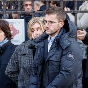 Olivier Pernaut et sa compagne - La famille de Jean-Pierre Pernaut à la sortie des obsèques en la Basilique Sainte-Clotilde à Paris le 9 mars 2022. © Cyril Moreau/Bestimage