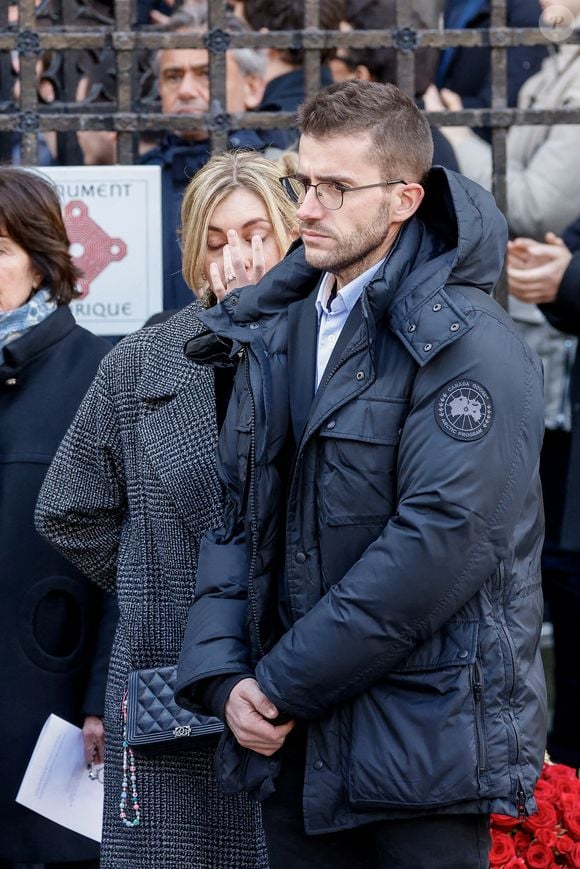 Olivier Pernaut et sa compagne - La famille de Jean-Pierre Pernaut à la sortie des obsèques en la Basilique Sainte-Clotilde à Paris le 9 mars 2022. © Cyril Moreau/Bestimage