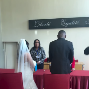 Un jour important pour le clan donc 

Vitaa et sa fille Noa au mariage de Sarah, la fille de l'époux de la chanteuse, Hicham. Instagram.