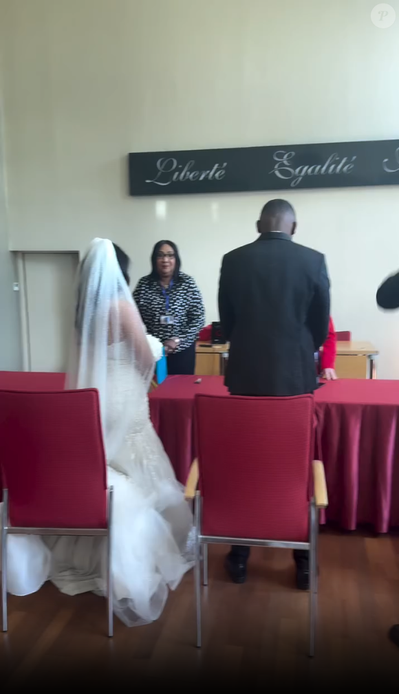 Un jour important pour le clan donc 

Vitaa et sa fille Noa au mariage de Sarah, la fille de l'époux de la chanteuse, Hicham. Instagram.