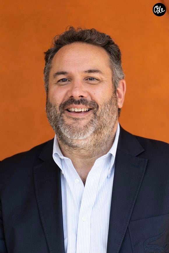 Dans un entretien, il expliquait pourquoi cette expérience l'avait poussé à prendre la plume.

Bruce Toussaint au village lors des Internationaux de France de Tennis de Roland Garros 2025. Paris, le 30 mai 2025. © Moreau / Jacovides / Bestimage