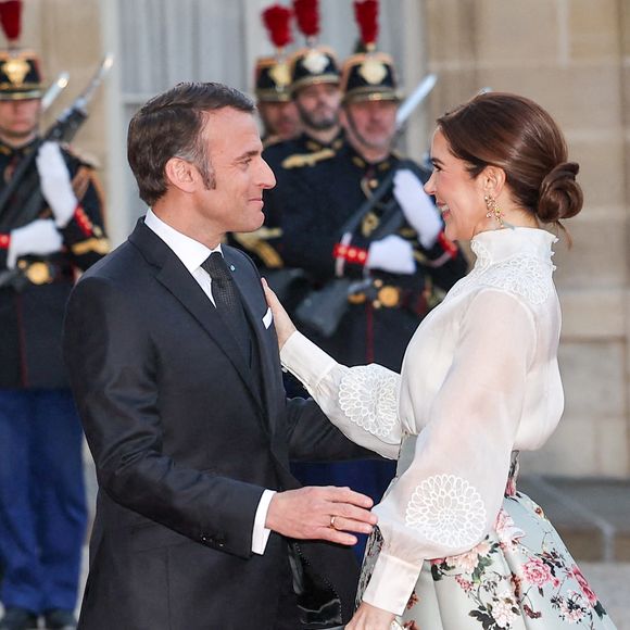 Accueil de leurs Majestés le roi Frederik et la reine Mary de Danemark par le président de la République française Emmanuel Macron et de sa femme la Première Dame française Brigitte Macron pour le dîner d’Etat, dans la cour d'Honneur du palais présidentiel de l’Elysée, à Paris, France, le 31 mars 2025, pour une visite d'État de trois jours. © Cyril Moreau/Bestimage