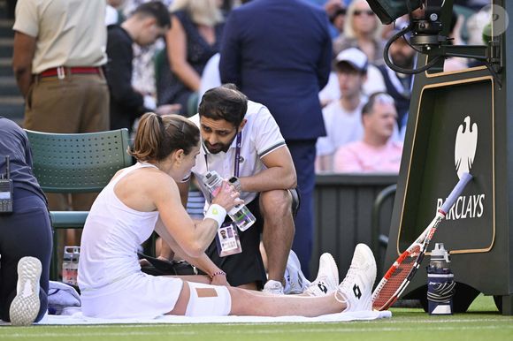 Alize Cornet chute lourdement sur le central lors du tournoi de Wimbledon 2023 à Londres, le 6 juillet 2023.