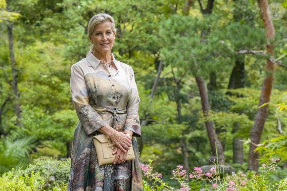 La duchesse d'Édimbourg dans les jardins du musée Nezu, à Minato, Tokyo, lors de la deuxième journée de son voyage royal au Japon. Ce musée a été fondé pour conserver et exposer l'art pré-moderne japonais et est-asiatique collectionné par Nezu Kaichiro (1860-1940). Photo by PA Photo/ Bestimage