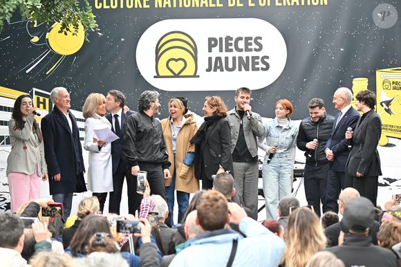 Clôture de l'opération de collecte de fonds "Pièces Jaunes", destinée à améliorer la vie des enfants hospitalisés, au Jardin Albert 1er, à Nice, France, le 7 février  2025, en présence de la Première dame française, Brigitte Macron, la présidente de la Fondation Hôpitaux de Paris-Hôpitaux de France, du sélectionneur de l'équipe de France de football, Didier Deschamps le parrain de l'opération Pièces Jaunes, de Christian Estrosi, le maire de Nice, sa femme, Laura Tenoudji Estrosi, d'Anne Barrère, la vice-présidente de la Fondation Hôpitaux de Paris-Hôpitaux de France, Philippe Wahl, le président-directeur général du Groupe La Poste, de José Cobos, ancien capitaine de l'OGC Nice et conseiller municipal de la ville de Nice délégué à l'évènementiel sportif, et du compositeur du morceau caritatif "Les P'tits Soleils", l'hymne des Pièces Jaunes, John Mamann. Ce titre a été chanté sur la scène par Eugie, Sab, Julien Esmée, Vernis Rouge... et les personnalités. Mme Macron et Didier Deschamps ont fait, comme à leur habitude, le tour des diffèrents stands des associations et des partenaires, comme Carrefour, la Fondrtion Lenval, le CHU, la Poste et la Banque de France où ils ont fait la pesée des pièces jaunes... mais l'arrêt le plus surprenant fut sur le stand du Nice Azur Boxe où le coach des Bleus et Mme Macron n'ont pas hésité à mettre les gants pour quelques échanges avec les boxeurs présents.  © Bruno Bebert/Bestimage