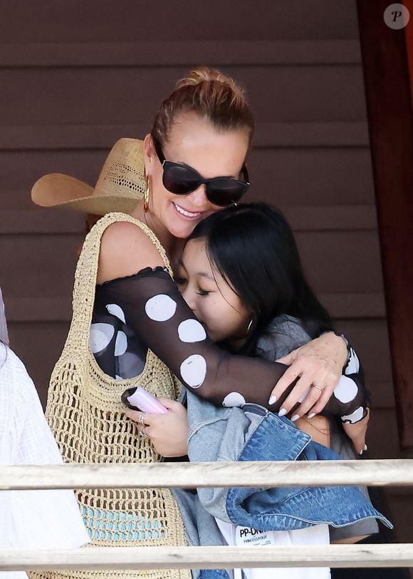 Exclusif - Prix Spécial - No Web - Laeticia Hallyday accompagnée de son compagnon Frédéric Suant et de sa fille Joy sont aller accueillir Jade à l'aéroport de Saint-Barthélemy-Rémy-de-Haenen où tout le monde se retrouve pour le 50ème anniversaire de Laeticia, à Saint-Jean, Saint-Barthélémy, Antilles françaises, France, le 15 mars 2025.