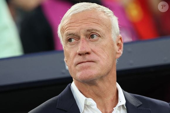 Il lui a fait croire qu’il voulait simplement que Didier Deschamps le prenne en photo face à la mer. Finalement, l’humoriste lui a révélé qu’il s’agissait d’une blague et l’entraîneur, bon joueur, a bien voulu prendre un selfie avec lui.

2025.06.05 xJFx UEFA Nations League 2024/25 Halbfinale Spanien - Frankreich v.l., headcoach, Trainer Didier Deschamps (Frankreich) © DPA/ABACA