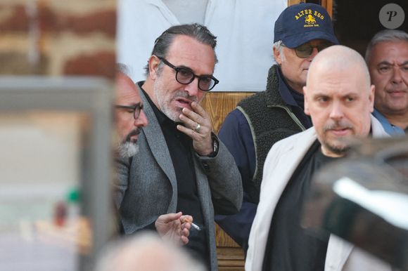 Jean Dujardin - Arrivées aux obsèques de Bruno Salomone en l'église Sainte-Anne de Polangis de Joinville-le-Pont (Val-de-Marne) le 23 mars 2026. © Cyril Moreau - Dominique Jacovides / Bestimage