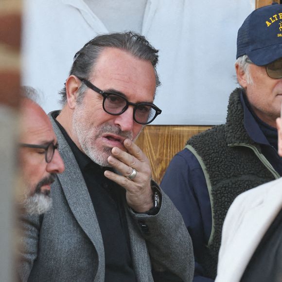 Jean Dujardin - Arrivées aux obsèques de Bruno Salomone en l'église Sainte-Anne de Polangis de Joinville-le-Pont (Val-de-Marne) le 23 mars 2026. © Cyril Moreau - Dominique Jacovides / Bestimage
