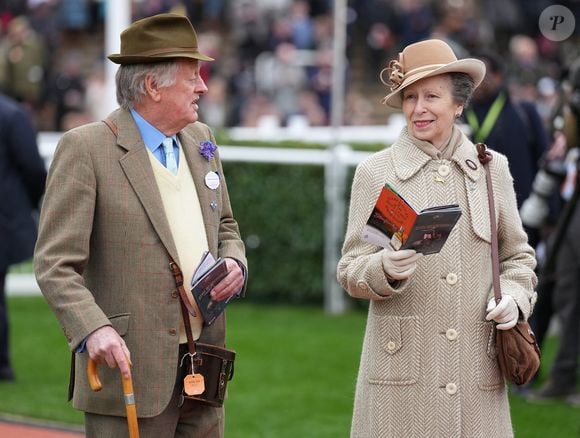 La princesse Anne d'Angleterre et Andrew Parker Bowles - La famille royale assiste aux courses hippiques de Cheltenlham le 13 mars 2024. Julien Burton / Bestimage