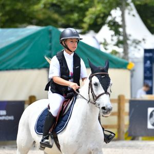 Le Longines Paris Eiffel Jumping. La fille de Carla Bruni a fait de l'équitation sa passion depuis son plus jeune âge. 


Giulia Sarkozy sur Valentine lors de la coupe Kids Cup L'Envol lors du Longines Paris Eiffel Jumping le 20 juin 2025

© Perusseau / Veeren / Bestimage