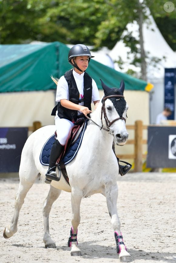 Le Longines Paris Eiffel Jumping. La fille de Carla Bruni a fait de l'équitation sa passion depuis son plus jeune âge. 


Giulia Sarkozy sur Valentine lors de la coupe Kids Cup L'Envol lors du Longines Paris Eiffel Jumping le 20 juin 2025

© Perusseau / Veeren / Bestimage