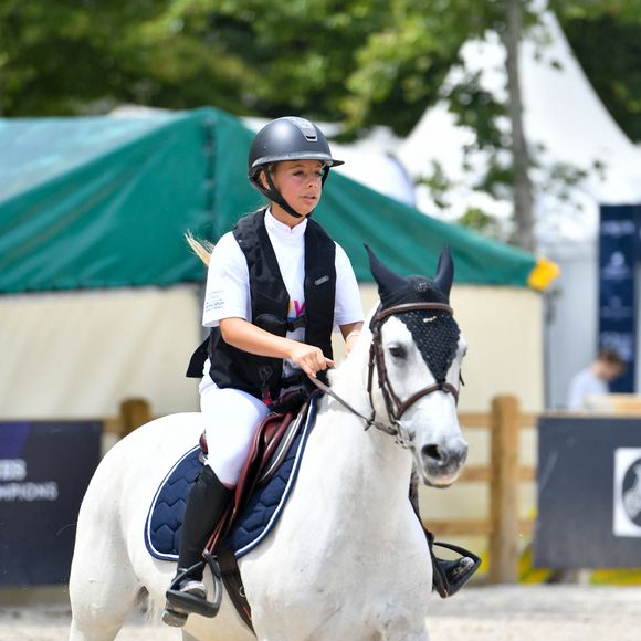 Le Longines Paris Eiffel Jumping. La fille de Carla Bruni a fait de l'équitation sa passion depuis son plus jeune âge. 


Giulia Sarkozy sur Valentine lors de la coupe Kids Cup L'Envol lors du Longines Paris Eiffel Jumping le 20 juin 2025

© Perusseau / Veeren / Bestimage