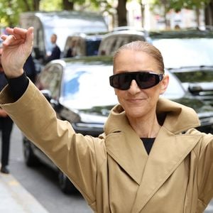 Céline Dion - Céline Dion acclamée par ses fans à la sortie du palace Royal Monceau à Paris. Céline Dion fait son grand retour sur scène à Paris avec une série de concerts exceptionnels à la Paris La Défense Arena du 12 septembre au 17 octobre 2026. Seize dates exclusives en septembre et octobre 2026, ainsi que dix dates en mai 2027, pour un spectacle qui s'annonce d'ores et déjà historique. Paris le31/08/2026.
© Denis Guignebourg / Bestimage