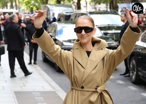 Céline Dion - Céline Dion acclamée par ses fans à la sortie du palace Royal Monceau à Paris. Céline Dion fait son grand retour sur scène à Paris avec une série de concerts exceptionnels à la Paris La Défense Arena du 12 septembre au 17 octobre 2026. Seize dates exclusives en septembre et octobre 2026, ainsi que dix dates en mai 2027, pour un spectacle qui s'annonce d'ores et déjà historique. Paris le31/08/2026.
© Denis Guignebourg / Bestimage