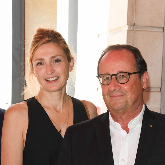 Comme vous le savez tous, Julie Gayet est aujourd'hui mariée à François Hollande, l'ancien président de la République. 

Julie Gayet (productrice du film "Les Joueuses") et son compagnon François Hollande - François Hollande croise les acteurs du film "Les Joueuses" au restaurant "Chez Paul" en marge du Festival du film Francophone d'Angoulême 2020 le 1er septembre 2020 © Coadic Guirec / Bestimage