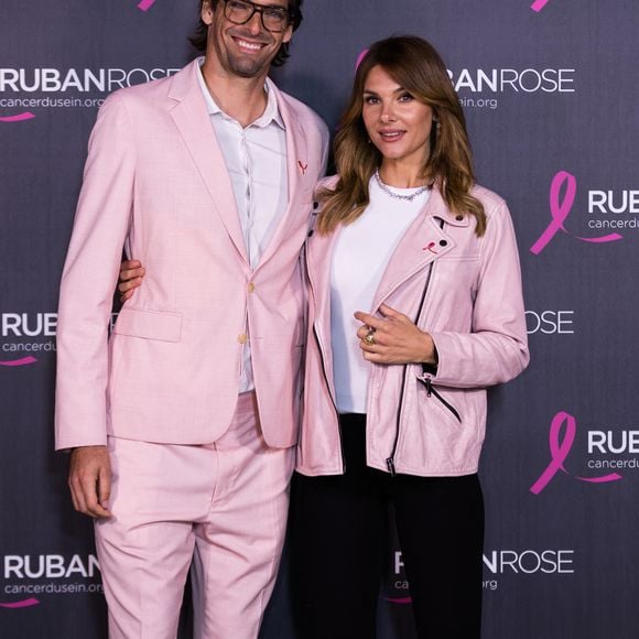 Camille Lacourt et sa compagne Alice Detollenaere assistent à la soirée de lancement "Octobre Rose 2025" organisée par l'association Ruban Rose le mardi trente septembre deux mille vingt-cinq sur le Champ-de-Mars à Paris, France, face à la Tour Eiffel illuminée de rose. L'événement, présenté par I. Ithurburu et diffusé en direct sur BRUT, a réuni de nombreuses personnalités engagées pour la sensibilisation au cancer du sein et le soutien à la recherche. Crédit : Léa Maï / Bestimage.Parmi les temps forts de la soirée, il y eut la révélation de la campagne de sensibilisation 2025-2026 de l'Association, portée par le chorégraphe international S.Berrabah et la voix sensible et engagée de C.Bruni, suivies d'une performance spectaculaire en live signée du danseur S.Berrabah avec ses 50 danseurs, célébrant les femmes touchées par le cancer du sein, puis les discours inspirants de R.Dati, ministre de la culture et maire du VIIème arrondissement de Paris, et Madame Y.Braun-Pivet, présidente de l'Assemblée nationale, venues rappeler l'importance de la mobilisation collective.
La Tour Eiffel (avec le soutien de la SÈTE, de Magnum et de la ville de Paris), l'Assemblée nationale (avec le soutien de sa Présidente, Madame Yaël Braun-Pivet) et l'Obélisque de Louxor sur la place de la Concorde (avec le soutien de la DRAC Île-de-France et Madame Catherine Combin) ont été illuminés en rose, un moment fort, symbole de solidarité et d'unité. Au cours de la soirée, K.Ann a interprété "Paris, amour". La soirée avait pour marraines : E.Dhéliat, A.Detollenaere et C.Lacourt, aux côtés du Professeur A.Vincent-Salomon, présidente du comité scientifique de l'Association, et directrice de l'institut des Cancers des Femmes, Institut Curie. Parmi les autres temps forts de cet événement, il y eut l'émotion de C.Bruni, qui a livré un témoignage sincère après avoir interprété "Quelqu'un m'a dit" entourée d'une quarantaine de femmes touchées par le cancer du sein, et enfin, la générosité de J.Jonathan, qui a fait chanter et danser le public avec ses titres phares, concluant la soirée sur "Ça ira", dans un final festif et plein d'espoir.
© Léa Maï - Léo Trotin - association Ruban Rose / Bestimage

No web Belgique et Suisse