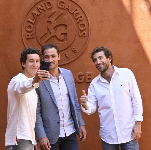 Louis Kretz,Valentin Kretz et Martin Kretz - La famille Kretz en tournage au village lors des Internationaux de France de tennis de Roland Garros 2024, à Paris, France, le 1er juin 2024. © Chryslene Caillaud/Panoramic/Bestimage