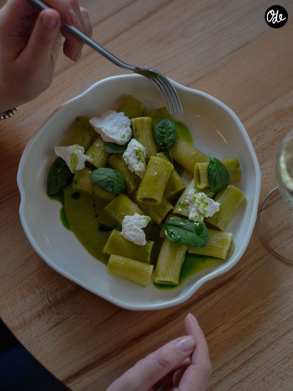 Toutefois, au-delà du contenu de son assiette, son goût pour les sorties nocturnes et les restaurants joue un rôle clé.