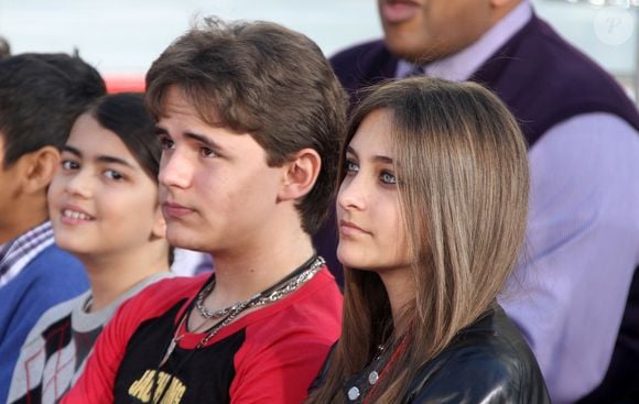 Blanket Jackson, Prince Jackson, Paris Jackson - Michael Jackson immortalise par ses enfants lors d'une cérémonie à Los Angeles le 26 janvier 2012. © FAMEFLYNET / BESTIMAGE