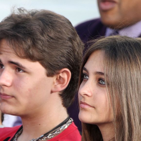 Blanket Jackson, Prince Jackson, Paris Jackson - Michael Jackson immortalise par ses enfants lors d'une cérémonie à Los Angeles le 26 janvier 2012. © FAMEFLYNET / BESTIMAGE