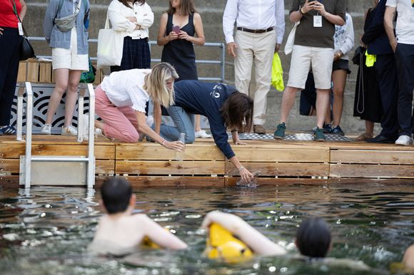 La Maire de Paris, Anne Hidalgo, visite les sites de baignades sur la Seine. Photo par Raphael Lafargue/ABACAPRESS.COM