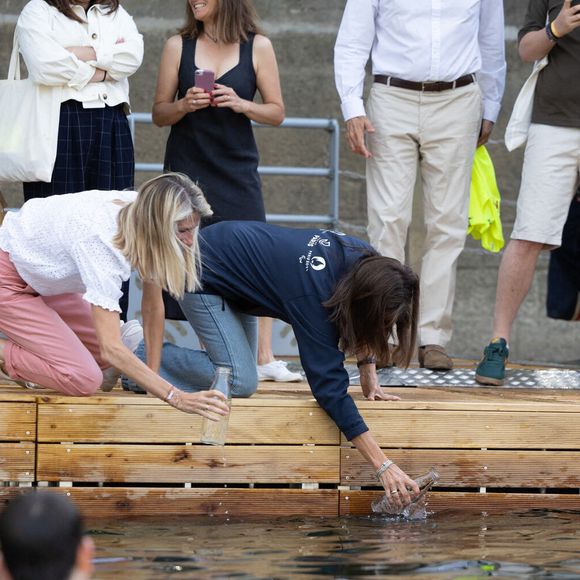 La Maire de Paris, Anne Hidalgo, visite les sites de baignades sur la Seine. Photo par Raphael Lafargue/ABACAPRESS.COM