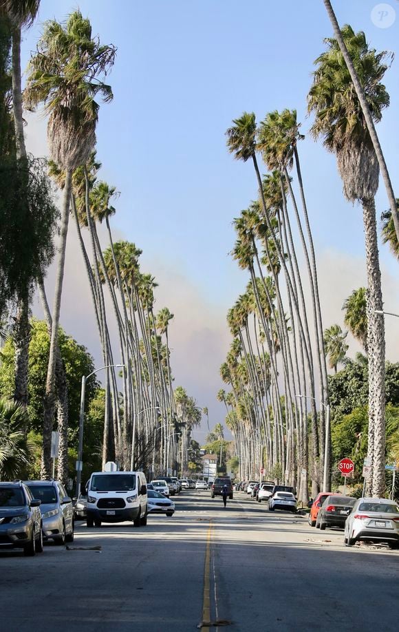 L'incendie de Pacific Palisades brûle à Los Angeles. Il pourrait s'agir de la pire catastrophe de l'histoire de l'Etat de Californie. Un énorme panache de fumée est visible derrière l'aéroport LAX, les résidents inquiets observent à distance, deux avions de lutte contre les incendies Super Scooper recueillent de l'eau dans l'océan Pacifique pour la déverser sur le feu.