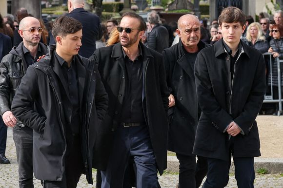 Le veuf Michel Ferracci et ses fils, Enzo et Maël aux arrivées des obsèques d'Emilie Dequenne au cimetière Père Lachaise à Paris, France, le 26 mars 2025. © Cyril Moreau/Bestimage