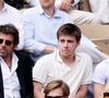 Patrick Bruel et ses fils Oscar et Léon dans les tribunes lors des Internationaux de France de Tennis de Roland Garros 2025. Paris, le 1er Juin 2025. © Dominique Jacovides/Bestimage