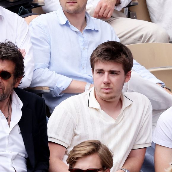 Patrick Bruel et ses fils Oscar et Léon dans les tribunes lors des Internationaux de France de Tennis de Roland Garros 2025. Paris, le 1er Juin 2025. © Dominique Jacovides/Bestimage