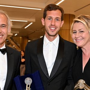 Victor Belmondo, qui a reçu un Espoir Award, entouré par ses parents Paul et Luana durant la soirée de clôture du 20eme Monte Carlo Film Festival de la Comédie, au Grimaldi Forum à Monaco. Le 29 avril 2023.
© Bruno Bebert / Bestimage