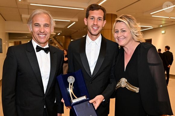 Victor Belmondo, qui a reçu un Espoir Award, entouré par ses parents Paul et Luana durant la soirée de clôture du 20eme Monte Carlo Film Festival de la Comédie, au Grimaldi Forum à Monaco. Le 29 avril 2023.
© Bruno Bebert / Bestimage